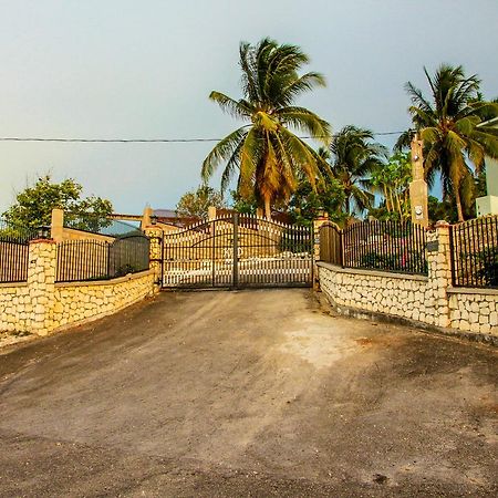 Sunshine Lodge: Your Home Away From Home Монтего Бей Екстериор снимка