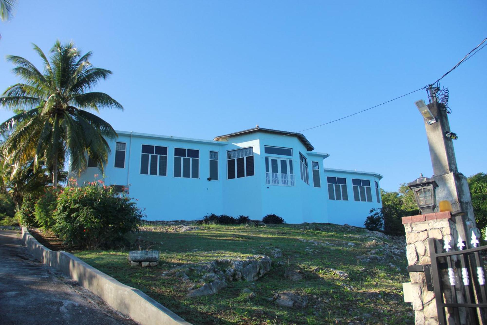 Sunshine Lodge: Your Home Away From Home Монтего Бей Екстериор снимка
