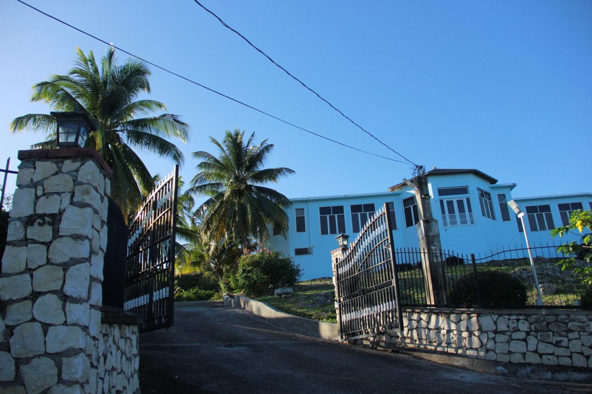 Sunshine Lodge: Your Home Away From Home Монтего Бей Екстериор снимка