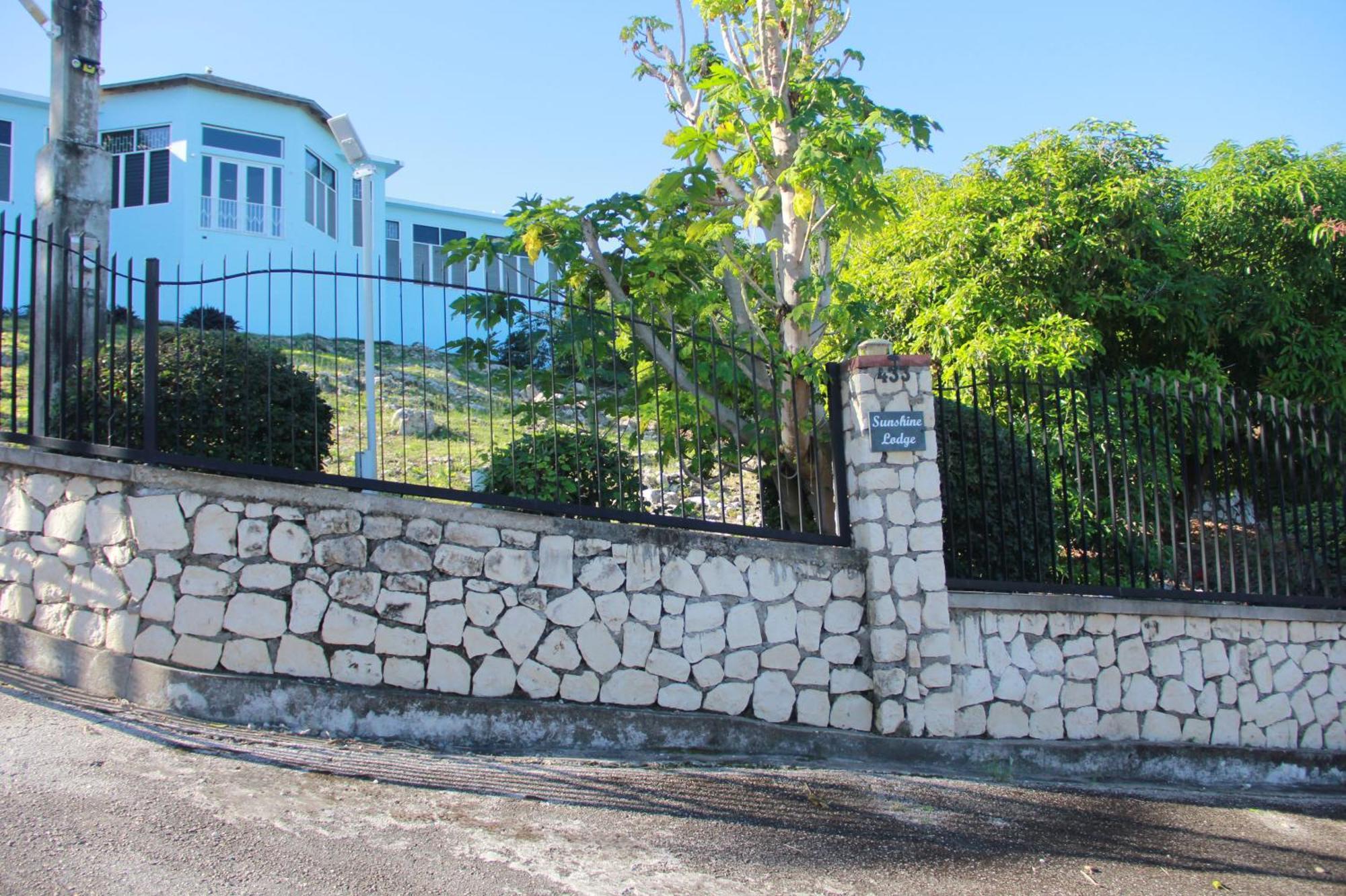 Sunshine Lodge: Your Home Away From Home Монтего Бей Екстериор снимка