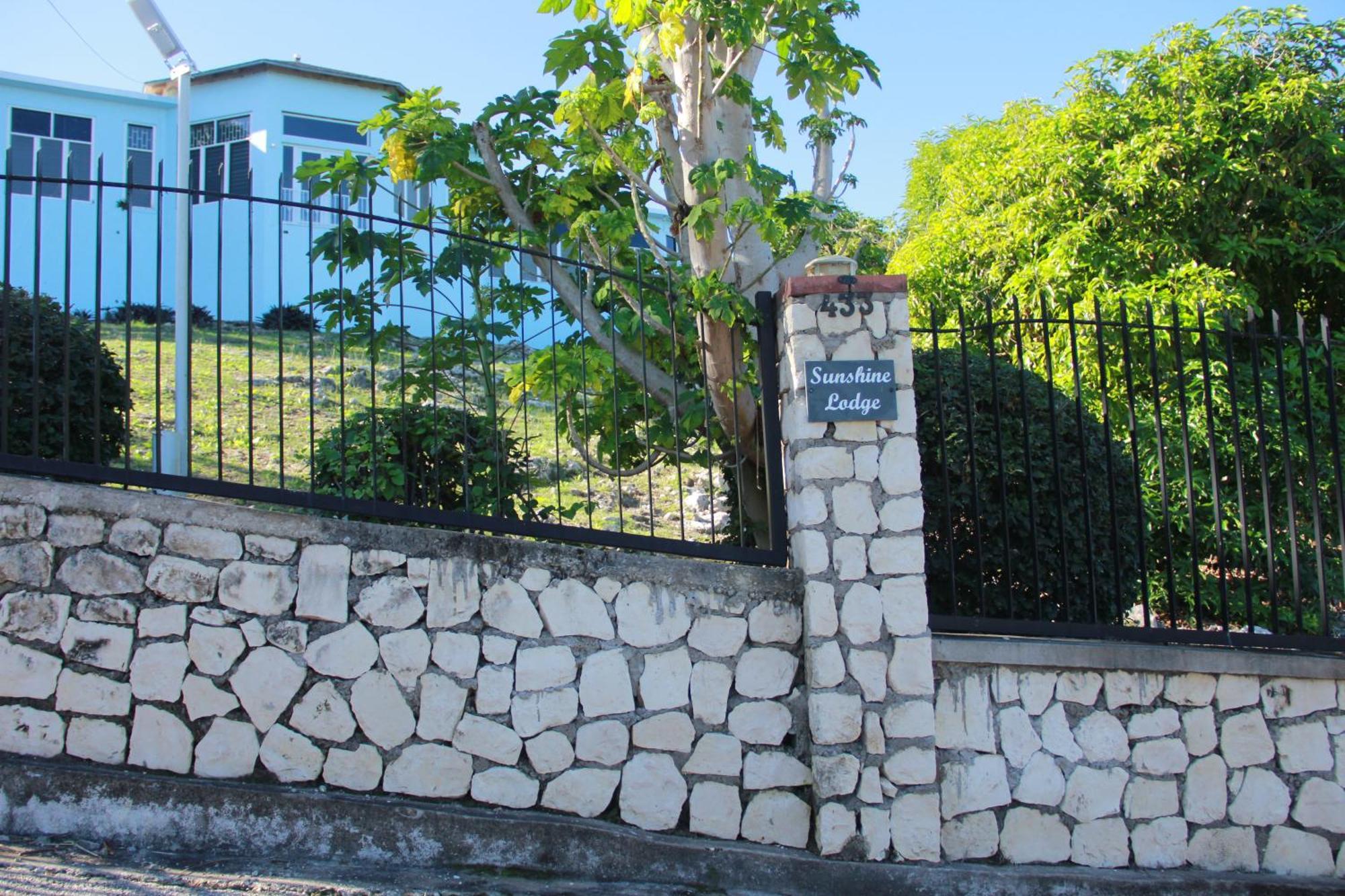 Sunshine Lodge: Your Home Away From Home Монтего Бей Екстериор снимка