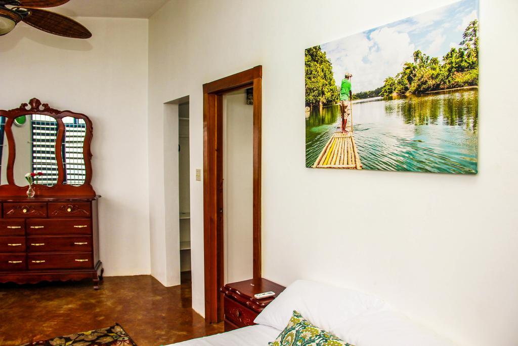 Sunshine Lodge: Your Home Away From Home Монтего Бей Екстериор снимка
