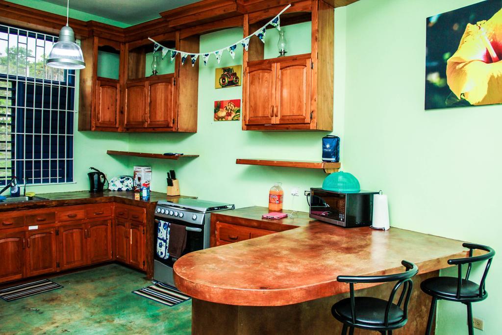 Sunshine Lodge: Your Home Away From Home Монтего Бей Екстериор снимка
