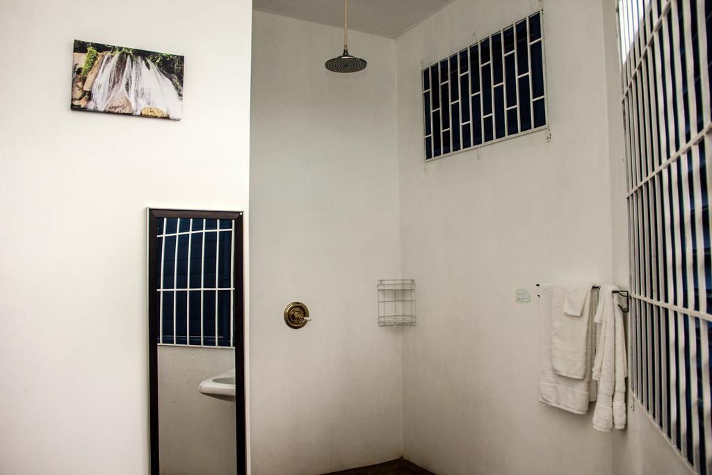 Sunshine Lodge: Your Home Away From Home Монтего Бей Екстериор снимка