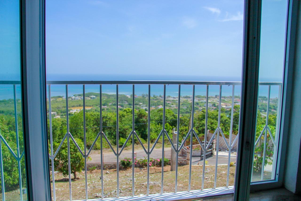 Sunshine Lodge: Your Home Away From Home Монтего Бей Екстериор снимка