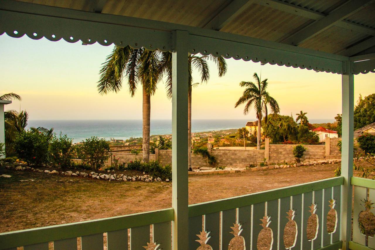 Sunshine Lodge: Your Home Away From Home Монтего Бей Екстериор снимка