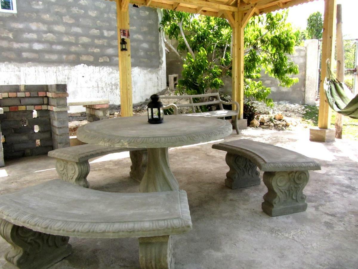 Sunshine Lodge: Your Home Away From Home Монтего Бей Екстериор снимка